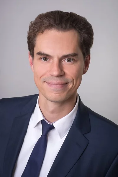 Rechtsanwalt Daniel Elsner aus Hagen im Anzug als Portraitfoto